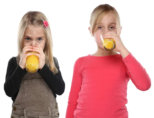 Gyerek lányok ivás narancslé egészséges táplálkozás portrai — Stock Fotó