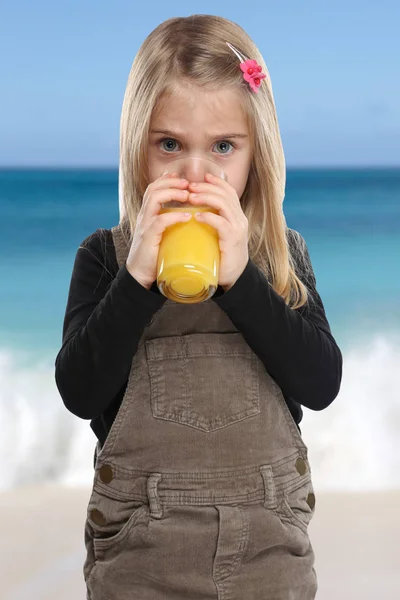 Маленькая девочка ребенок питьевой апельсиновый сок формат портрета Сумм — стоковое фото