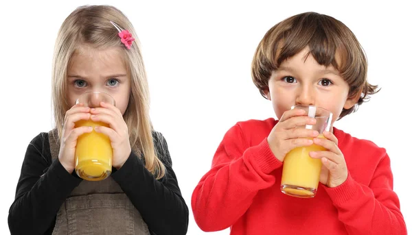 Kinder trinken Orangensaft gesunde Ernährung isoliert auf w — Stockfoto