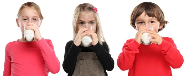 Gyermekek iszik tejet gyerek üveg egészséges e kis lány fiú gyermek — Stock Fotó