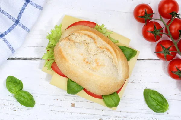 Baguete de sanduíche com queijo de cima na tábua de madeira — Fotografia de Stock