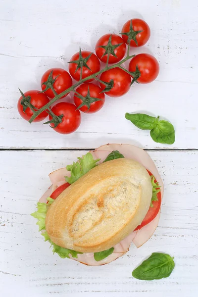 Baguette sandwich con prosciutto da sopra formato verticale su legno — Foto Stock