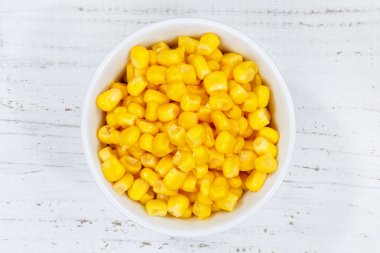 Mısır taneleri tahıl bowl ahşap tahta yukarıdan