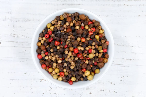 Peppercorns pepper peppercorn from above bowl wooden board — Stock Photo, Image