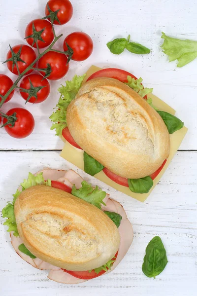 Baguete de sanduíche com presunto e queijo de cima formato retrato — Fotografia de Stock