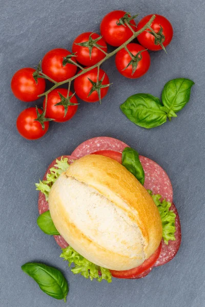 Sandwich baguette med salami skinka stående format ovanifrån sla — Stockfoto