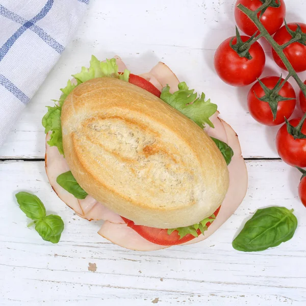 Baguette sandwich con prosciutto dall'alto quadrato su tavola di legno — Foto Stock