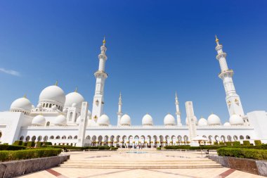 Abu Dhabi Şeyh Zayed Ulu Camii minaresi ile Birleşik Arap Emirliği