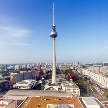 Berlin siluetinin tv Kulesi Alexanderplatz Almanya kare şehir stree