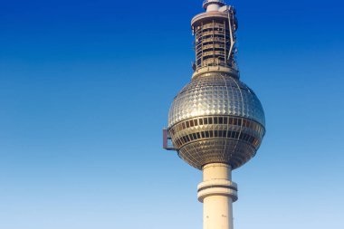 Berlin tv Kulesi mavi gökyüzü Alexanderplatz Almanya boşaltmak şehir