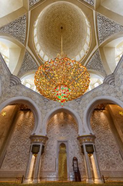 Abu Dhabi Şeyh Zayed Ulu Camii avize portre f içinde