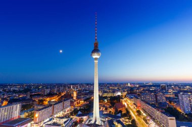 Berlin siluetinin tv Kulesi Alexanderplatz adlı gece Almanya şehir str
