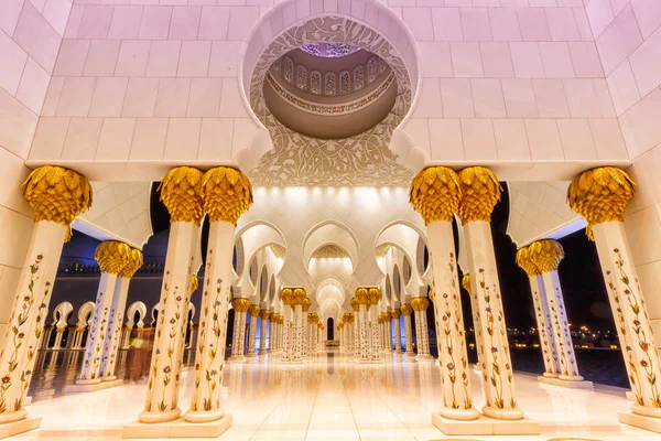Στήλες Sheikh Zayed τζαμί Grand Abu Dhabi Ηνωμένα Αραβικά Εμιράτα — Φωτογραφία Αρχείου