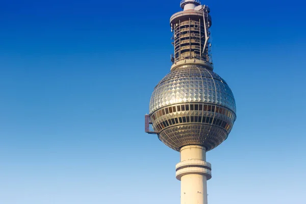 Berlin tv Kulesi mavi gökyüzü Alexanderplatz Almanya boşaltmak şehir — Stok fotoğraf