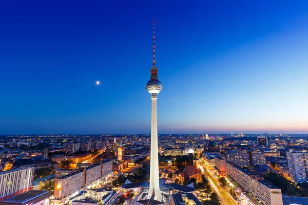 Berlin skyline tv tårn Alexanderplatz natten Tyskland city str - Stock-foto