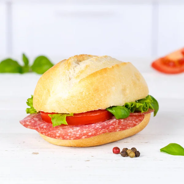 Sandwich-Baguette mit Salami-Schinken-Quadrat auf Holzbrett — Stockfoto