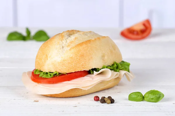 Baguette mit Schinken auf Holzbrett — Stockfoto