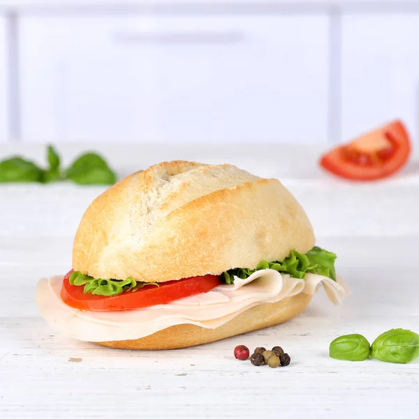 Sandwich baguette avec jambon copyspace carré sur planche en bois — Photo