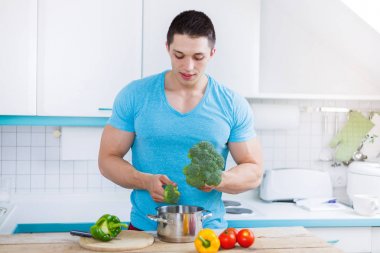Genç adam sağlıklı hazırlanması kitch sebze yemek