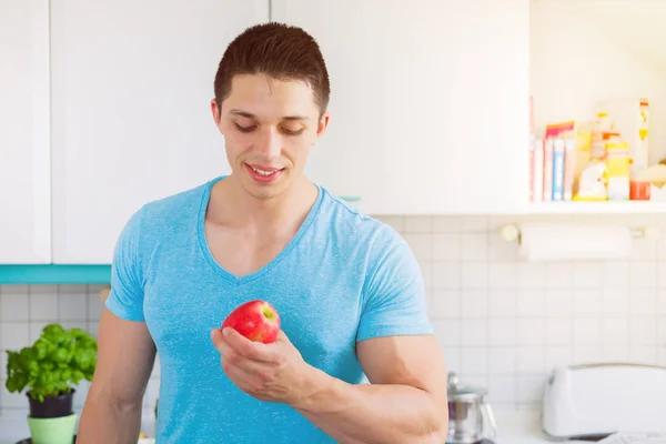 Alimentação saudável jovem come fruta de maçã na cozinha copyspac — Fotografia de Stock