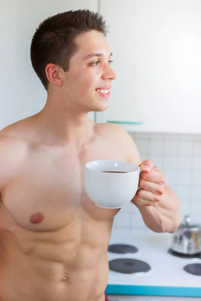 Kulturysta młodego człowieka myślenia przyszłych shirtless picia kawy — Zdjęcie stockowe