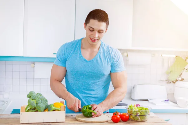 Gıda hazırlama genç adam sağlıklı yemek mutfak yemek sebze kesme — Stok fotoğraf
