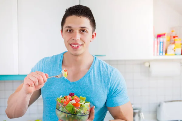 Comer ensalada joven en la cocina saludable comer copyspac vegano — Foto de Stock