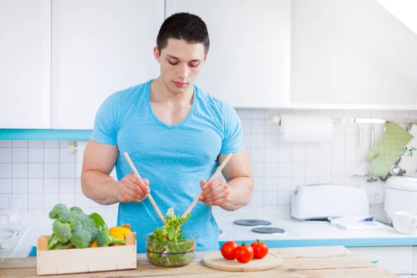 Preparação de salada comida almoço legumes jovem homem alimentação saudável c — Fotografia de Stock