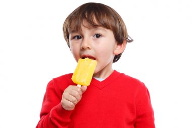 Dondurma lolipop yalamak çocuk çocuk çocuk yaz üzerinde izole yeme 