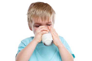 Çocuk süt çocuk cam üzerinde beyaz izole yeme sağlıklı içme