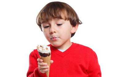 Dondurma yalamak çocuk çocuk üzerinde beyaz izole yaz yeme yalama