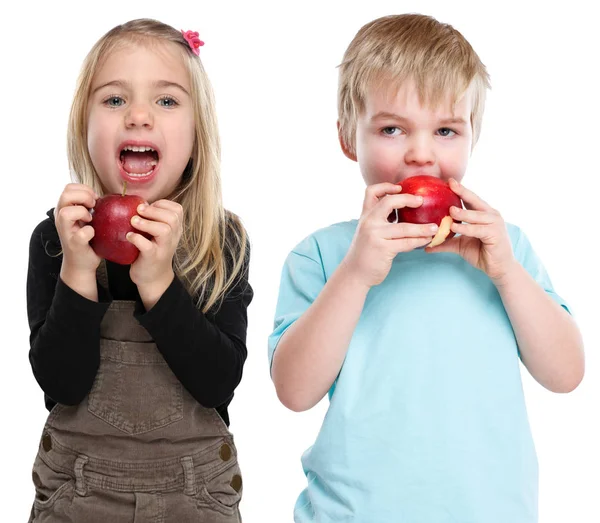 Gyermekek gyerekek étkezési Alma gyümölcs őszre kelve egészséges elszigetelt — Stock Fotó
