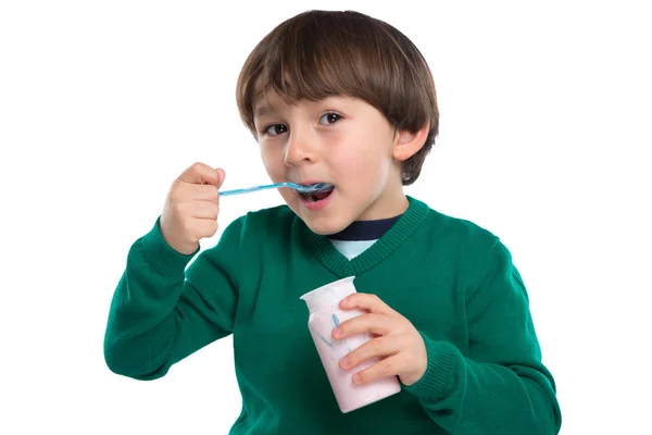 Mangiare yogurt bambino sano isolato su bianco — Foto Stock