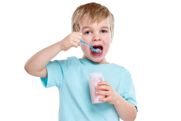 Kind Junge isst Joghurt gesund isoliert auf weiß — Stockfoto