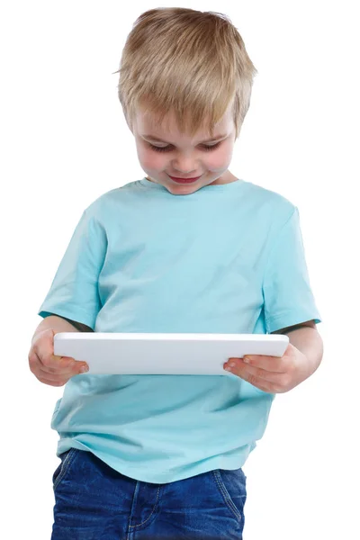 Дитячий маленький хлопчик дивиться на планшетний комп'ютер, посміхаючись — стокове фото