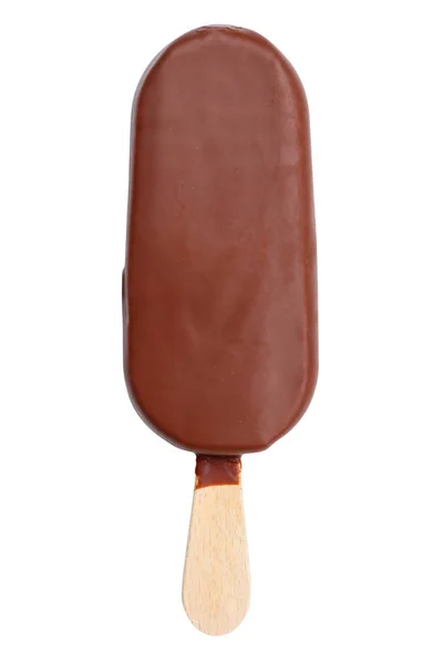 Мороженое в шоколаде на мороженое с палочкой летом — стоковое фото