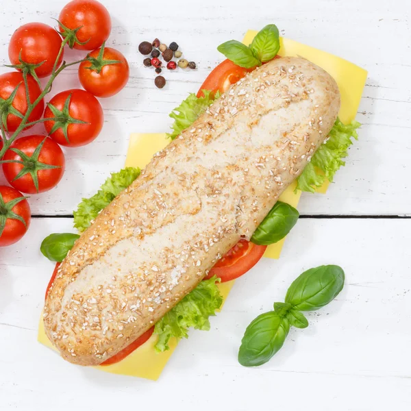 Baguette di cereali integrali sub sandwich con formaggio dall'alto — Foto Stock