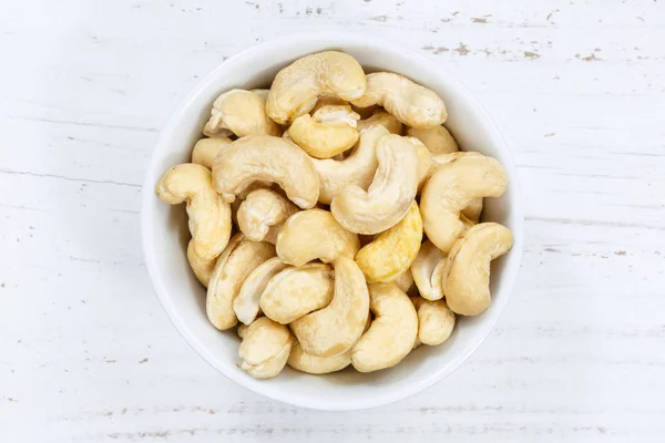 Cashewnüsse Cashewkerne von oben Schüssel Holzbrett — Stockfoto