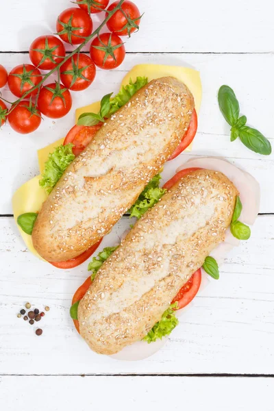 Sub-Sandwich Vollkorn-Baguette mit Käse und Schinken — Stockfoto