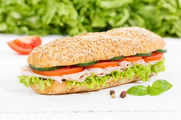 Baguette di cereali integrali sub sandwich con prosciutto su cinghiale di legno — Foto Stock