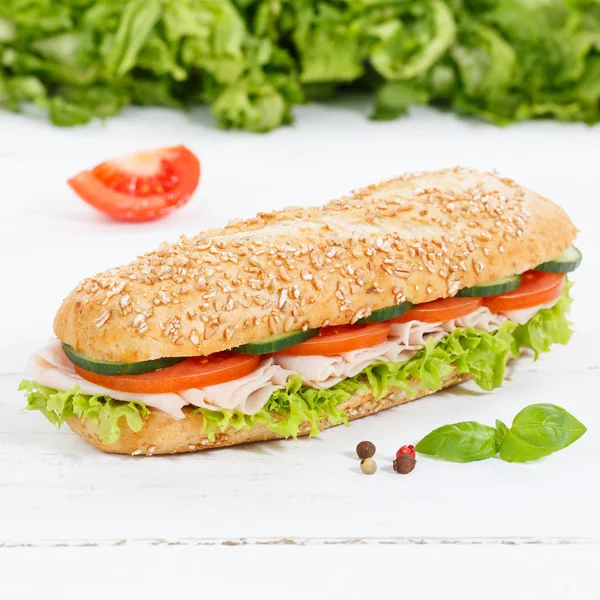 Baguette di cereali integrali sub sandwich con prosciutto quadrato su legno — Foto Stock