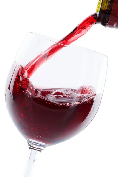 Вино наливає скляну пляшку червоного кольору, формат портрета ізольований на w — стокове фото