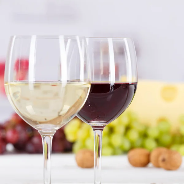 Винні окуляри скляний білий червоний виноград квадрат — стокове фото