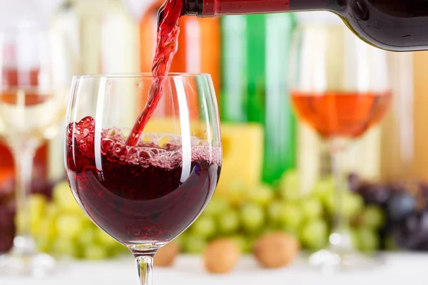 Wein Gießen Glasflasche rot gießen Copyspace — Stockfoto