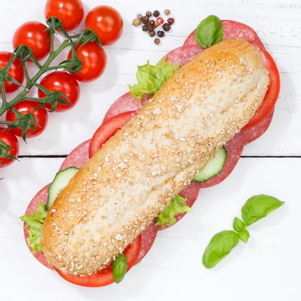 Sub-Sandwich Vollkorn-Baguette mit Salami-Quadrat von — Stockfoto