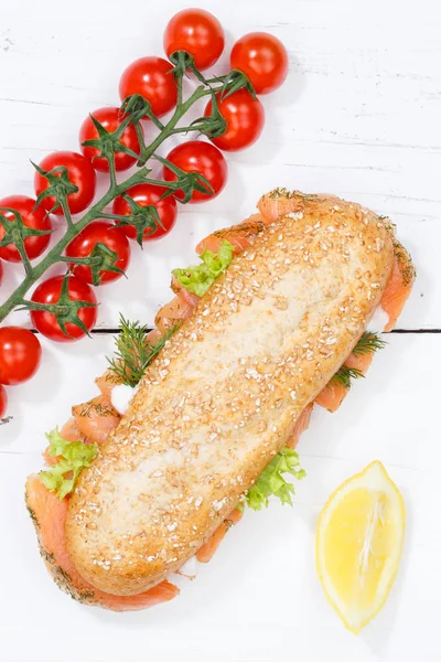 Sub sanduíche grãos integrais baguete com peixe de salmão portra — Fotografia de Stock