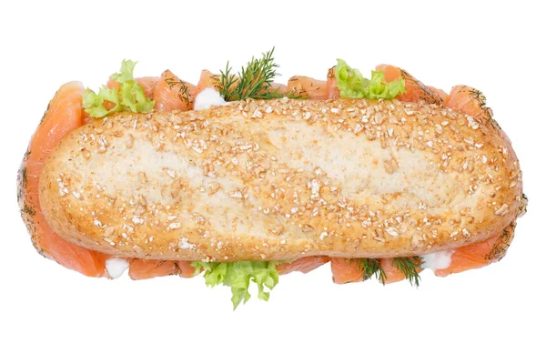 Sub sanduíche grãos integrais grão baguete com peixe salmão defumado — Fotografia de Stock