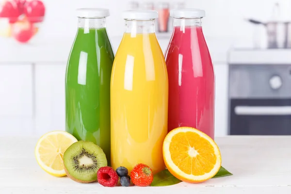 Batidos de zumo de naranja en botella de cocina frutas —  Fotos de Stock