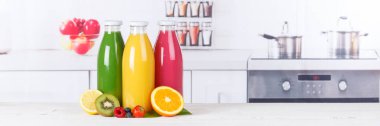 Suyu portakal güler yüzlü smoothies mutfak boşaltmak afiş bott içinde