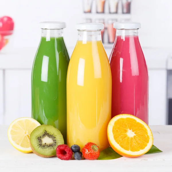 Appelsinsmoothier med juice på kjøkkenflaskebladfrukt f. – stockfoto